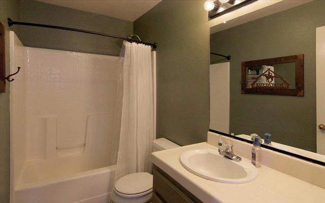 2155 Beachwood Court, Hollister CA: https://media.crmls.org/mediaz/9efe0f89-d18e-4346-9427-f1f7119a5ec0.jpg
