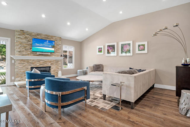 4953 Kilburn Court, Oak Park CA: https://media.crmls.org/mediaz/9eff2742-a779-460f-ab50-1a33b0aad160.jpg
