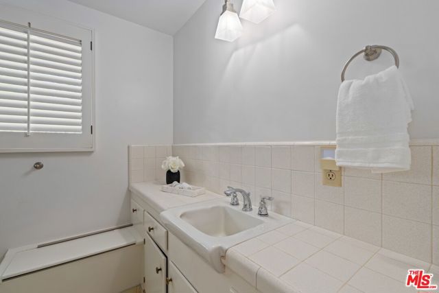 2200 Jeffersonia Way, Los Angeles CA: https://media.crmls.org/mediaz/9eff5110-1ab9-40fd-b5ba-9e8b0ce83dee.jpg