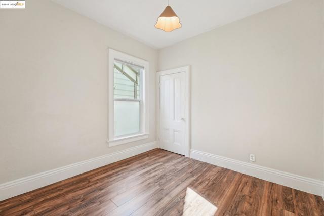 1549 5Th Ave, Oakland CA: https://media.crmls.org/mediaz/9effd49f-887a-4316-afdf-3d41a569eafb.jpg