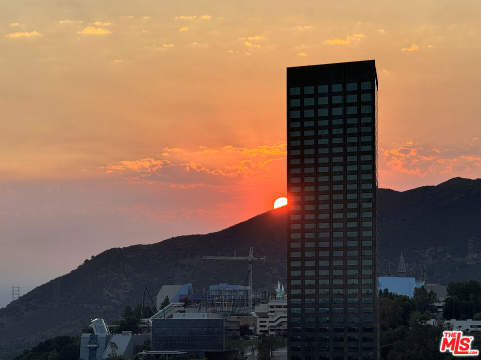 https://media.crmls.org/mediaz/9f00174a-4398-472e-81a7-280d5f1568cb.jpg?preset=X-Large