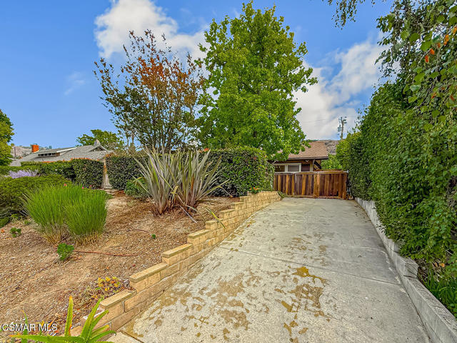 1888 El Monte Drive, Thousand Oaks CA: https://media.crmls.org/mediaz/9f00e3f3-14d6-4248-a198-d6c1b1d5b35e.jpg