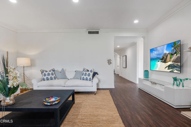 380 S Orange Grove Boulevard, Pasadena CA: https://media.crmls.org/mediaz/9f013fad-5b23-4a4a-88a7-2dd1f55b4b82.jpg