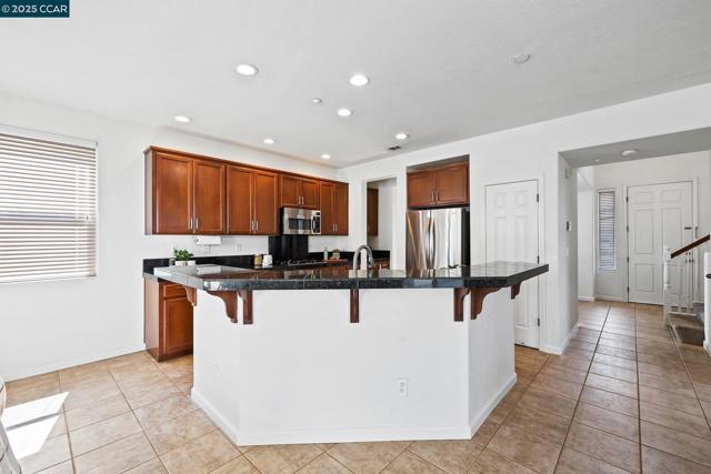 127 Sanford Ct, Brentwood CA: https://media.crmls.org/mediaz/9f0200fa-dea3-4d19-959b-fc3f53e321ff.jpg