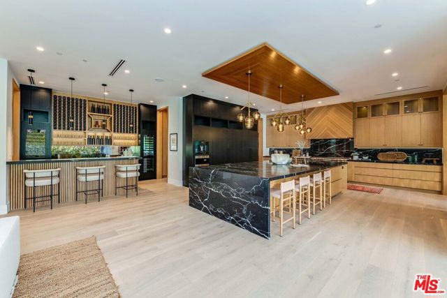 15907 Valley Vista Boulevard, Encino CA: https://media.crmls.org/mediaz/9f024797-2d72-47e6-b3da-00237c5e30aa.jpg