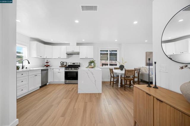 10060 Bernhardt Dr, Oakland CA: https://media.crmls.org/mediaz/9f027d97-968e-4f56-addb-4d45c1d11994.jpg