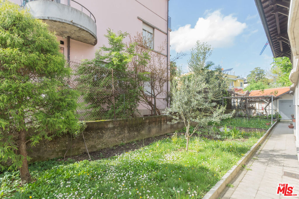 https://media.crmls.org/mediaz/9f029112-e6e3-49b5-beb8-d67d88970099.jpg?preset=X-Large