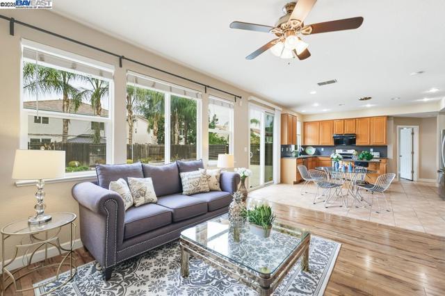 1413 Angus St, Patterson CA: https://media.crmls.org/mediaz/9f03304d-c4f4-473a-93c2-b96dc8b5e074.jpg