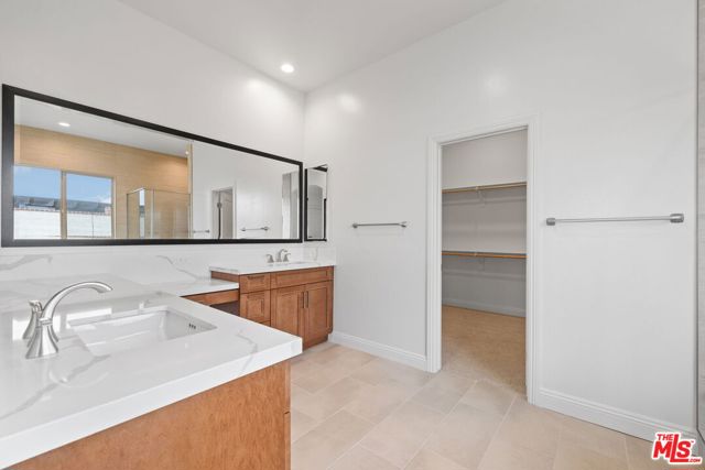 3719 Pathway Court, Bakersfield CA: https://media.crmls.org/mediaz/9f036373-937f-479b-afbb-a3b8d4f62031.jpg