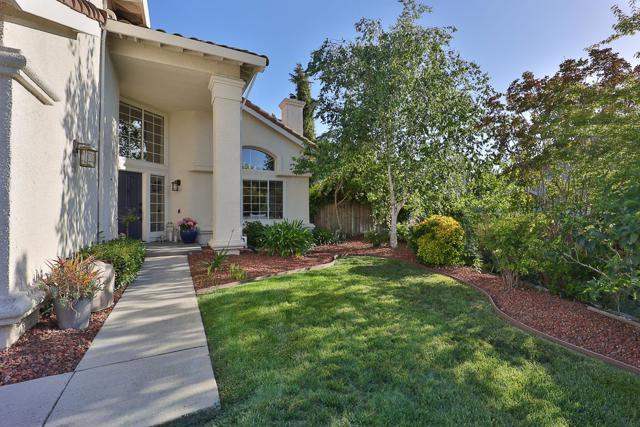 3239 Pinot Blanc Way, San Jose CA: https://media.crmls.org/mediaz/9f038040-0ae2-437d-aca9-73aef6a61fac.jpg