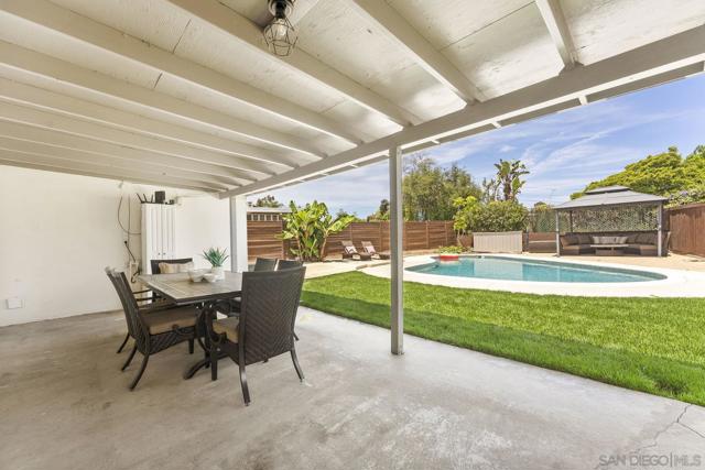 4527 Chinook Court, San Diego CA: https://media.crmls.org/mediaz/9f050f6b-b315-40fe-828c-f024222abae0.jpg