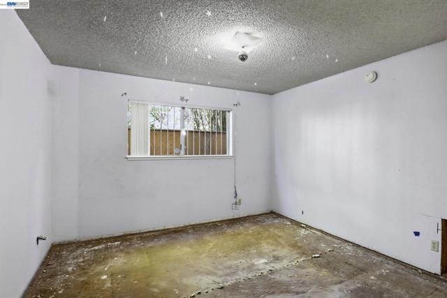 Image 23 of 48 For 2550 Damuth St