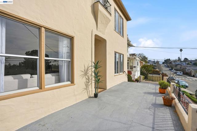1424 Hampel St, Oakland CA: https://media.crmls.org/mediaz/9f084a47-39da-4528-9073-9204a3e88d5d.jpg