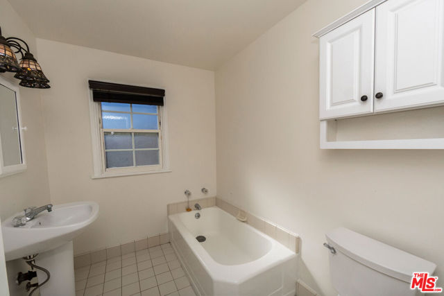 5260 Parkglen Avenue, Los Angeles CA: https://media.crmls.org/mediaz/9f08dab1-7aa4-47ad-8d00-a8f60be6e158.jpg