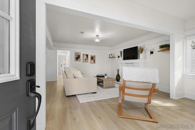 311 B Ave, Coronado CA: https://media.crmls.org/mediaz/9f09173f-db51-4b57-8173-767365b413bf.jpg