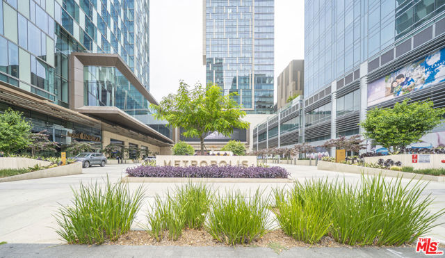 889 Francisco Street, Los Angeles CA: https://media.crmls.org/mediaz/9f0ada11-8c1e-4c24-a653-e480df208d0f.jpg