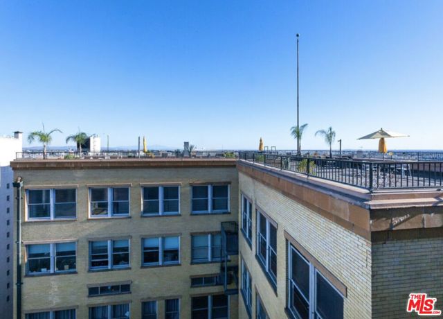 215 W 7th Street, Los Angeles CA: https://media.crmls.org/mediaz/9f0c03f4-b4b6-48af-a4aa-a966ee490123.jpg