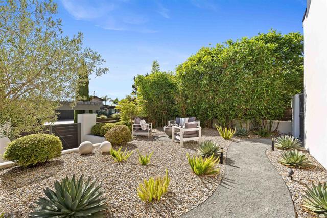 5259 Pacifica Dr, San Diego CA: https://media.crmls.org/mediaz/9f0c41d8-c8e4-4f00-b6a7-6cbc13938f0e.jpg