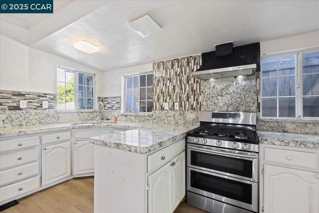 3220 Champion St, Oakland CA: https://media.crmls.org/mediaz/9f0c753c-9b65-4417-afd8-c3799cb16526.jpg