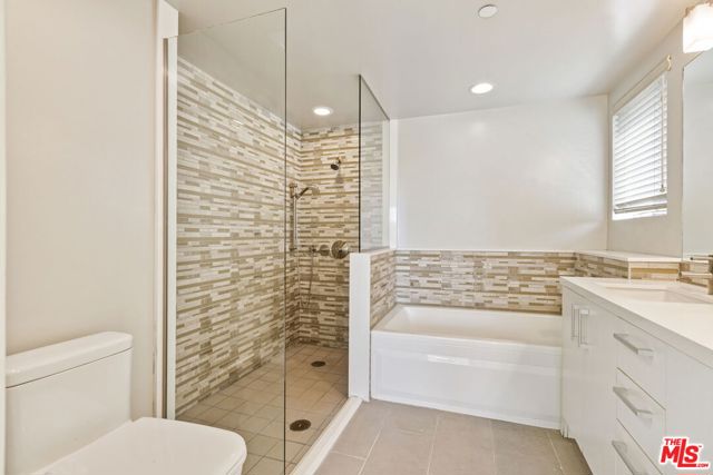 11715 Goshen Avenue, Los Angeles CA: https://media.crmls.org/mediaz/9f0d73c4-1281-46ab-a757-32746277ab2c.jpg