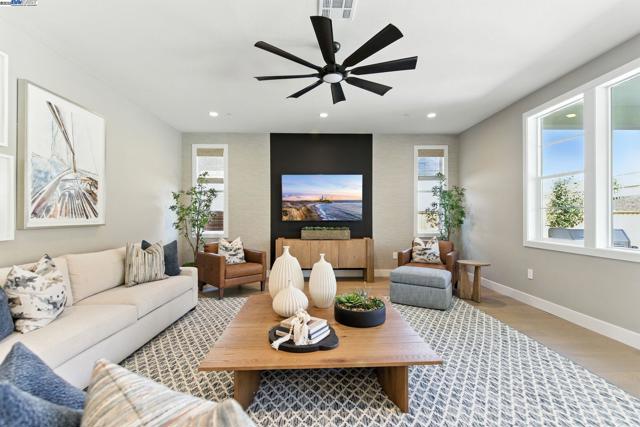 1725 SW Wren, Dublin CA: https://media.crmls.org/mediaz/9f0e1738-a6ae-49b7-b4c4-71b1be151ad8.jpg