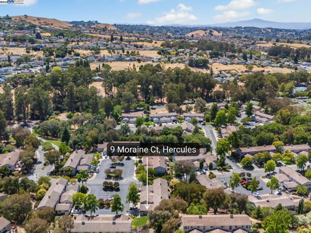 9 Moraine Court, Hercules CA: https://media.crmls.org/mediaz/9f0e7616-244c-496e-ab6e-40cdd5df605a.jpg