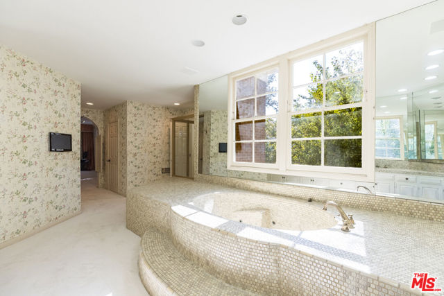 12386 Ridge Circle, Los Angeles CA: https://media.crmls.org/mediaz/9f0ef40f-037e-4d45-add5-c3ee1f641124.jpg