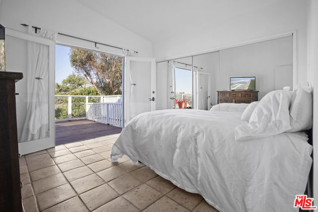 6855 Dume Drive, Malibu CA: https://media.crmls.org/mediaz/9f0f63f4-6c78-47b6-bf6b-8334678eee56.jpg