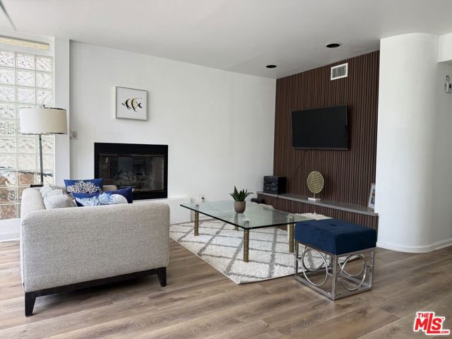 39 Westminster Avenue, Venice CA: https://media.crmls.org/mediaz/9f10ad14-0707-4c96-8aec-7079e8c2b139.jpg
