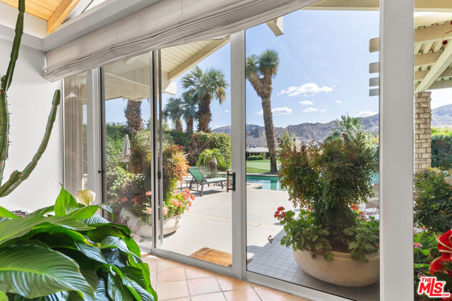 7 Churchill Lane, Rancho Mirage CA: https://media.crmls.org/mediaz/9f114926-2efa-4632-99c3-e81fd162ec8f.jpg