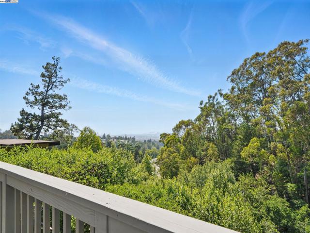 2323 Mastlands Dr, Oakland CA: https://media.crmls.org/mediaz/9f1164df-1340-474d-ba5b-d52d6d4eace5.jpg