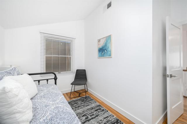 206 E E Oceanfront, Newport Beach CA: https://media.crmls.org/mediaz/9f11d1cd-bd45-42be-8a01-8aa454deef67.jpg