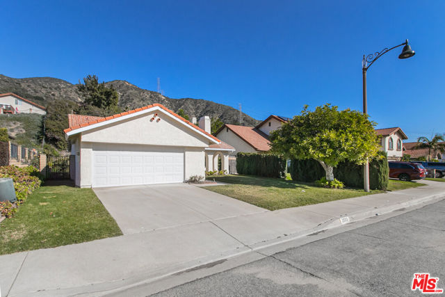 2593 Sunnydale Drive, Duarte CA: https://media.crmls.org/mediaz/9f1527d9-5d77-46cc-9464-9c2c7ba38f33.jpg
