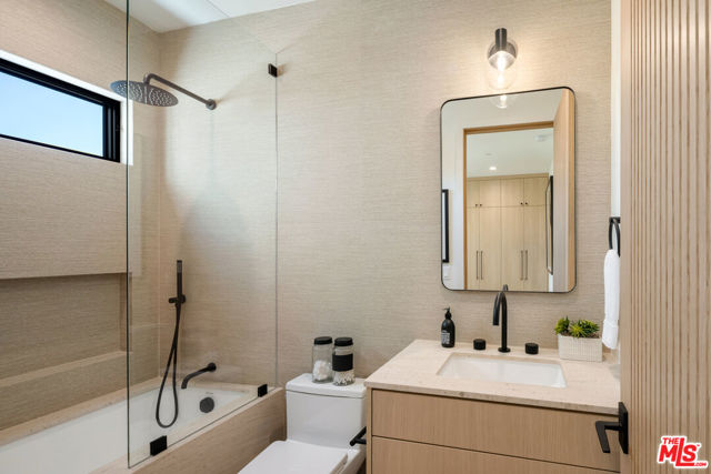 2115 Walnut Avenue, Venice CA: https://media.crmls.org/mediaz/9f153802-1722-44e9-b193-967fb9ed1646.jpg