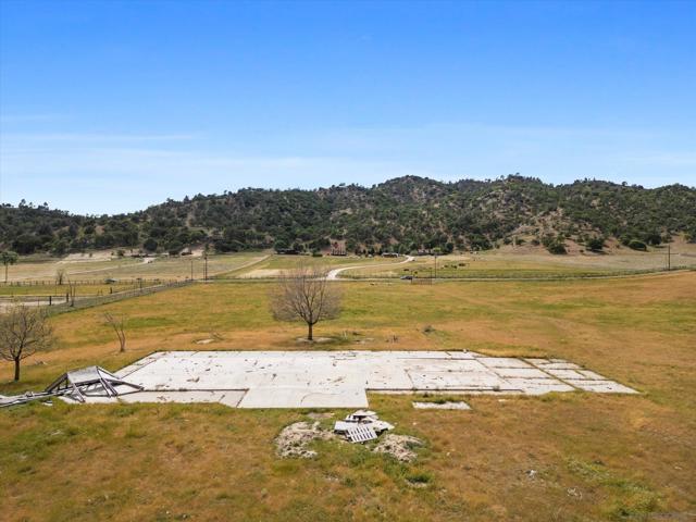 20256 Sasia RD, Tehachapi CA: https://media.crmls.org/mediaz/9f15ae9a-4aae-472a-8122-f1dc8fc9e829.jpg