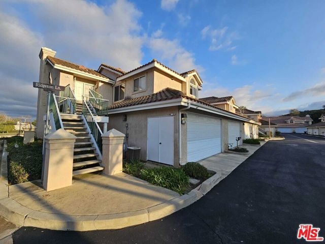 290 Ridgeton Lane, Simi Valley CA: https://media.crmls.org/mediaz/9f15bdfc-a819-4a45-a98d-3f728f0cd864.jpg