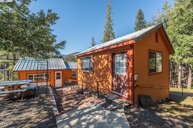 8341 East Side Rd, Trinity Center CA: https://media.crmls.org/mediaz/9f15d3b1-e506-456d-9145-885cea4c3b8c.jpg