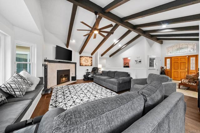 15425 Vista Vicente Dr, San Diego CA: https://media.crmls.org/mediaz/9f162c7b-3ccf-4afb-90d5-fd61c40a5cf3.jpg