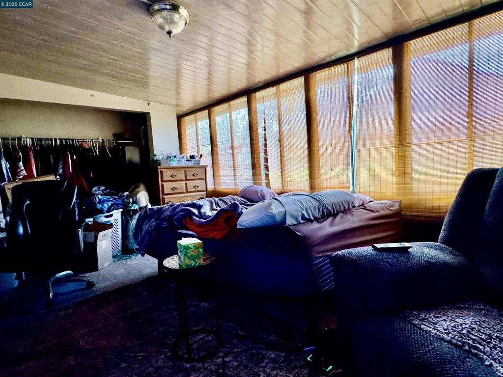 https://media.crmls.org/mediaz/9f16934e-bad4-4903-8357-356c9f801399.jpg?preset=X-Large