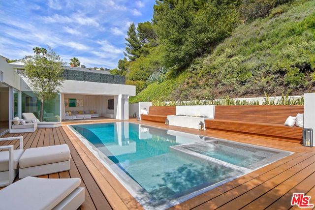 1106 N Hillcrest Road, Beverly Hills CA: https://media.crmls.org/mediaz/9f17f641-14e5-4c6c-8725-ee30f7cfb50f.jpg