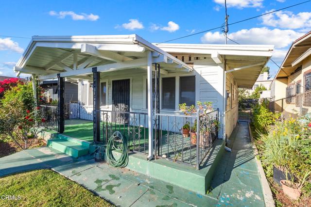 851 N Rampart Boulevard, Los Angeles CA: https://media.crmls.org/mediaz/9f18daca-4071-4102-b272-1e2329ce44f0.jpg