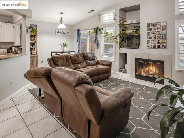 656 Miller Dr, Oakley CA: https://media.crmls.org/mediaz/9f194004-6ec1-40c7-8ec3-e05e36746eda.jpg