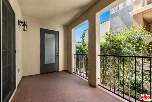 12975 Agustin Place, Playa Vista CA: https://media.crmls.org/mediaz/9f197285-bfa1-4f47-9ece-c35ef43b9c46.jpg