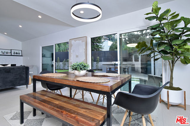 4512 Libbit Avenue, Encino CA: https://media.crmls.org/mediaz/9f199e8f-e447-4339-8834-8a640be02407.jpg