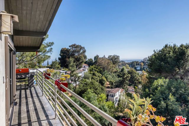 3307 Deronda Drive, Los Angeles CA: https://media.crmls.org/mediaz/9f1aef03-9e25-41d4-9712-b404a7ed1aa8.jpg