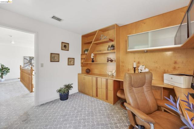 4963 Stoneridge Ct, Oakland CA: https://media.crmls.org/mediaz/9f1b3382-2a62-4abf-923e-efe211531ef5.jpg