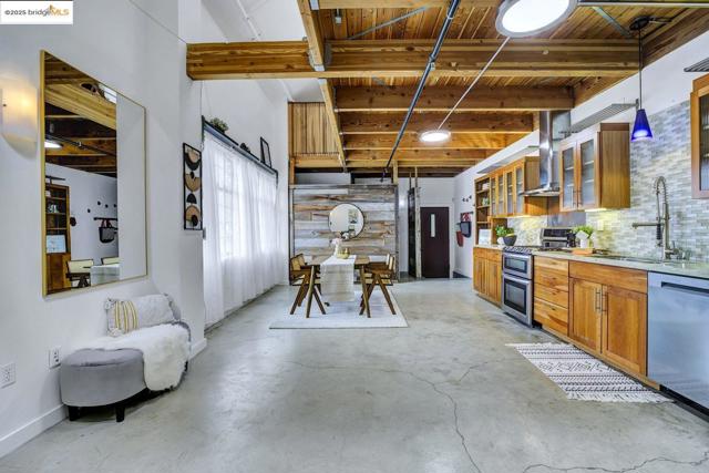 1695 15Th St, Oakland CA: https://media.crmls.org/mediaz/9f1b601d-d6e6-481e-82f7-87610c0a4eaa.jpg