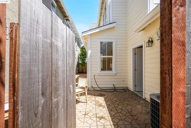 1165 Cottage Ln, Hercules CA: https://media.crmls.org/mediaz/9f1b7092-a1e5-40aa-946a-a0c183386f88.jpg