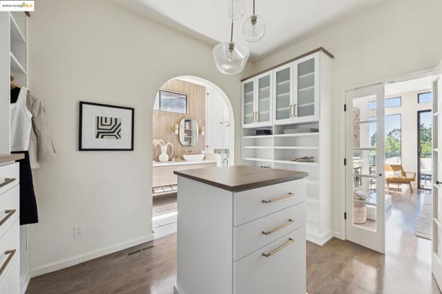2861 Chelsea Drive, Oakland CA: https://media.crmls.org/mediaz/9f1d4fff-f703-4826-8a0a-1222503c811b.jpg