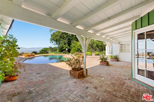 15401 Mulholland Drive, Los Angeles CA: https://media.crmls.org/mediaz/9f1dc83c-e729-4b0a-b7f6-b9cfc8e42401.jpg